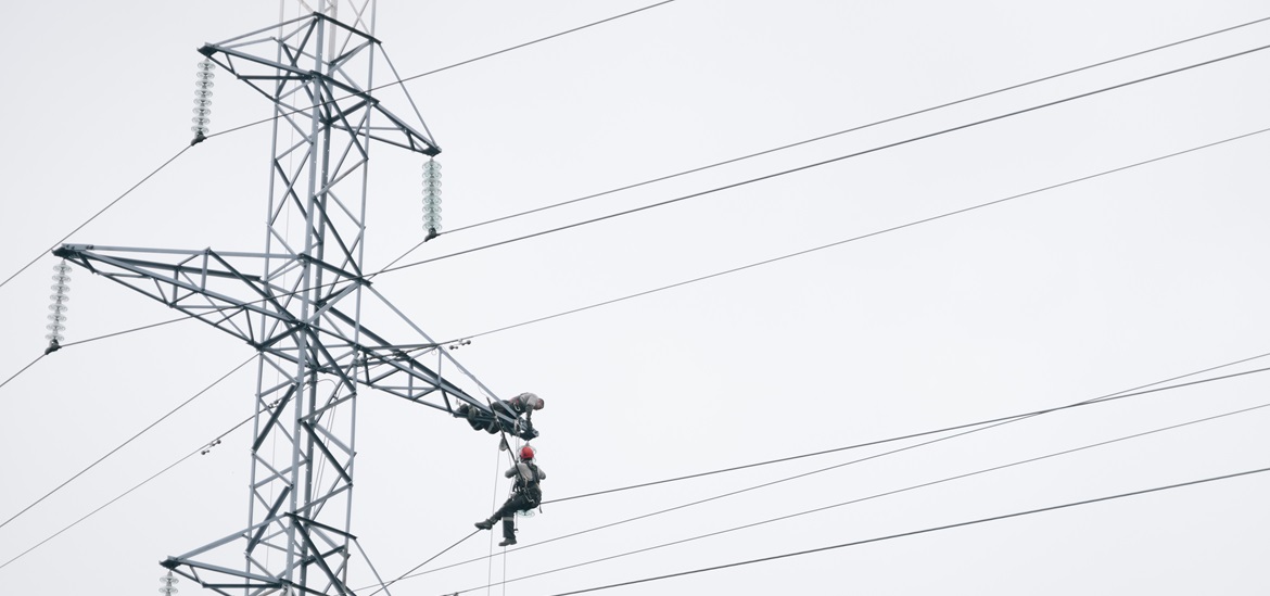 2 electricians climbing the electrical tower